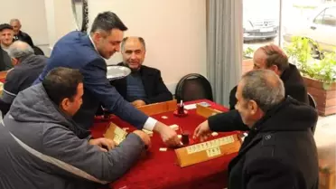 Çaycı Başkan Adayı Çay Dağıtıp, Oy İstiyor