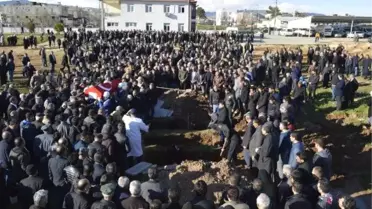 Jandarma Lojmanlarında Ölü Bulanan Uzman Çavuş, Eşi ve Oğlu Yan Yana Toprağa Verildi
