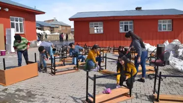 Muş'ta Üniversite Öğrencileri Köy Okulunu Onardı