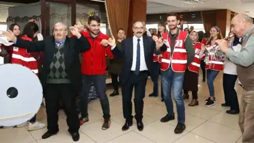 Rektör Yaşlılarla Halay Çekti