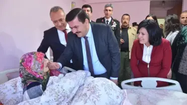 Vali Ali Arslantaş ve Eşi Huzurevi Sakinlerini Ziyaret Ettiler