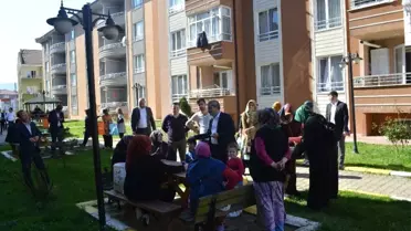 Başkan Recep Tuna, Cumayeri'nde Sıkmadık El Bırakmıyor