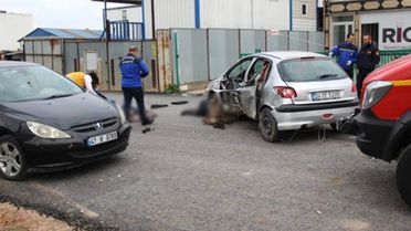 Yayaya Çarpıp Altına Alan Otomobil Bariyere Girdi: 2 Kişi Hayatını Kaybetti