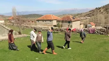 7 Haneli Köyde 14 Kişi Yaşıyor