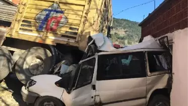 Freni Boşalan Tır, Hafif Ticari Aracı Altına Alarak Tek Katlı Eve Çarptı