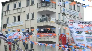 CHP Belediye Başkan Adayı Cumhurbaşkanı Erdoğan'ı Balkondan Takip Etti