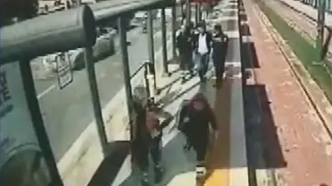 Dili Boğazına Kaçan Yolcuyu Vatman Kurtardı