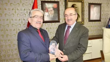 Emeklilerden Başkan Gümrükçüoğlu'na Teşekkür Plaketi