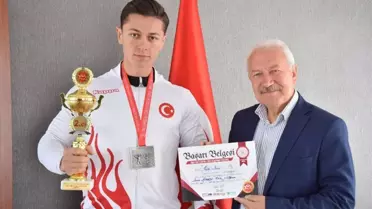 Lapsekili Vücut Geliştirme Şampiyonu Şener'e Belediye Başkanı Yılmaz'dan Destek