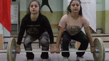 İkiz Kız Kardeşler Halterde Başarıya Doymuyor
