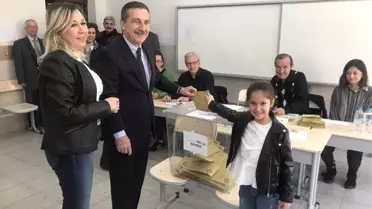 Başkan Ataç Eşi ve Kızı ile Birlikte Sandık Başına Gitti