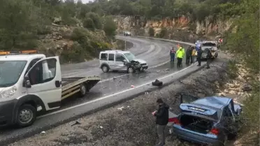 Otomobil ile Hafif Ticari Araç Çarpıştı: 5 Yaralı