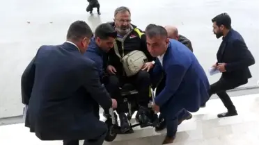 Oy Kullanmaya Tekerlekli Sandalyeyle Geldi