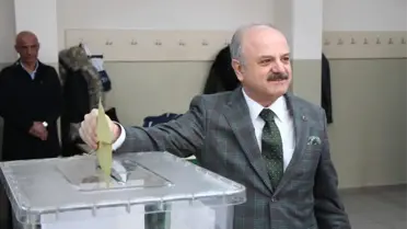 Vali Çakacak Oyunu Eşi Kevser Çakacak ile Birlikte Kullandı