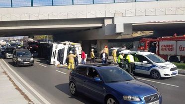 Bakırköy'de İçerisinde Lüks Araçların Bulunduğu Tır Devrildi