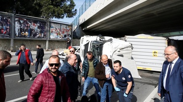 Bakırköy'de, Köprünün Altına Çarpan Tır Devrildi