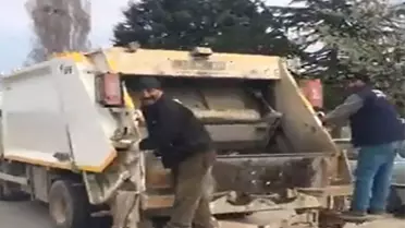 Seçimi Kazanan Başkanın İlk İcraatı Çöp Toplamak Oldu