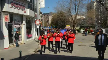 Otizme Dikkat Çekmek İçin Es Es Bando Eşliğinde Yürüdüler