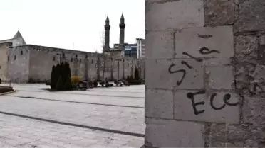 Tarihi Medreselerde Sprey Boyalı Ayıp