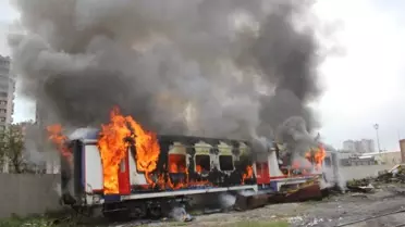 Adana'da Hurdaya Ayrılan Vagon Yandı