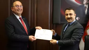 Artvin Belediye Başkanı Demirhan Elçin, Mazbatasını Aldı