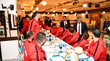 Vali Gürel Tsb Milli Takımı ile Yemekte Bir Araya Geldi