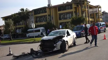 Antalya'da İki Otomobil Çarpıştı: 5 Yaralı