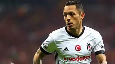 Beşiktaşlı Adriano Açıkladı: Yönetimle Görüşüyoruz