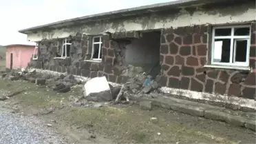 Muş'ta Heyelanda Okulun Duvarı da Çöktü