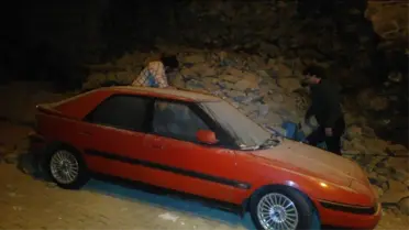 Yıldız Parkı'nın Duvarı Çöktü; 2 Araç Hasar Gördü