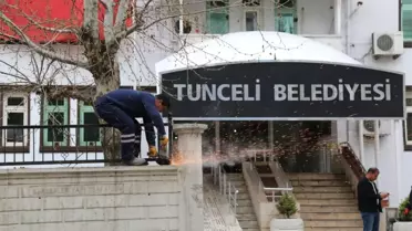 Tunceli'de Komünist Başkan, Belediye Önündeki Duvarı Yıktırdı