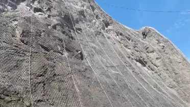 Yusufeli'nde Kaya Düşmelerine Çelik Hasırlı Önlem