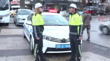 Denizli Emniyet Müdürünün Elinden Önce Muhabir 1 Yıl Sonra Polis Olarak Pastayı Yedi
