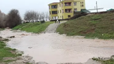 Elazığ'da Dere Taştı, Yol Kapandı
