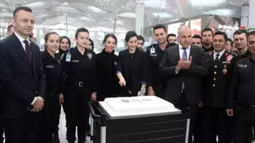 İstanbul Havalimanı'nda Polislerden Yolculara Pasta İkramı
