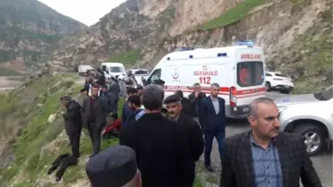 Otomobil Botan Çayı'na Devrildi; 2 Kardeş Kurtarıldı, Baba Aranıyor (2) - Yeniden