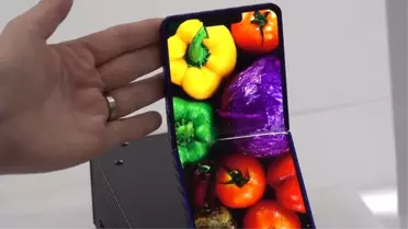 Sharp, Dikey Olarak Katlanabilen Bir Akıllı Telefon Prototipi Üretti