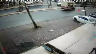 Ataşehir'de Minibüsün Servis Aracına Adeta Ok Gibi Saplandığı Kaza Kamerada