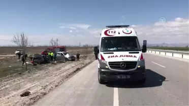 Konya'da Otomobil Hafif Ticari Araca Çarptı: 1 Ölü, 5 Yaralı