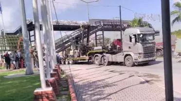 Tır'ın Dorsesindeki İş Makinesi Köprüye Çarptı