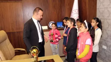 Ağrılı Başarılı Sporcular Milli Eğitim Müdürü Tekin'i Ziyaret Etti