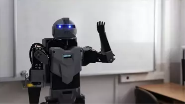 Denizli'de Bir Öğretmen, İki Öğrencisiyle Birlikte İnsansı Robot Yaptı