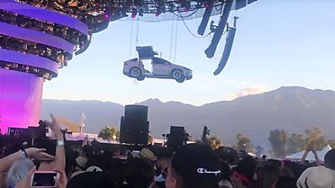 Jaden Smith Sahnedeyken Tesla Model X'in Tüm Dikkatleri Üzerine Çektiği Şovu (Video)