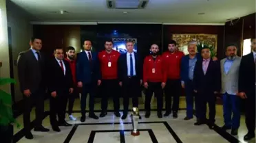 Milli Güreşçiler, Mansur Yavaş'ı Ziyaret Etti