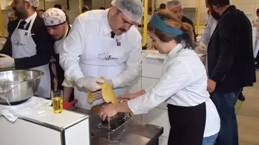 Rektör Prof. Dr. Çomaklı Pişirdiği Makarnayı Öğrencilerle Paylaştı