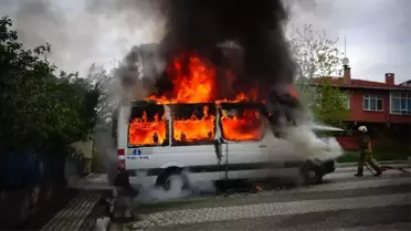 İçerenköy'de 3 Araç Cayır Cayır Yandı