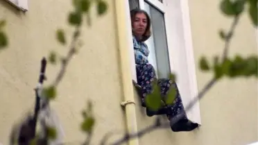 Komşularıyla Kavga Eden Kadın, Pencereye Çıkarak, İntihar Girişiminde Bulundu