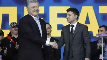 Poroşenko ve Zelenskiy Stadyumda Son Kozlarını Paylaştı