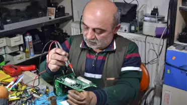 Fotoğraf Makinelerini 12 Yıldır Tek Eliyle Tamir Ediyor