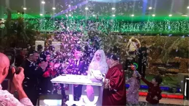 Gelenek Gereği Geline Bardak Kırdırıp, Damadı Yumrukladılar